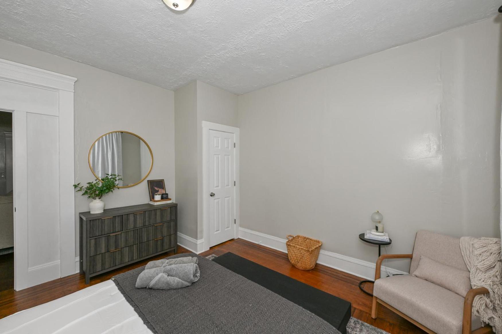 3 Bed Spacious 1st Floor At Tremont Apartment