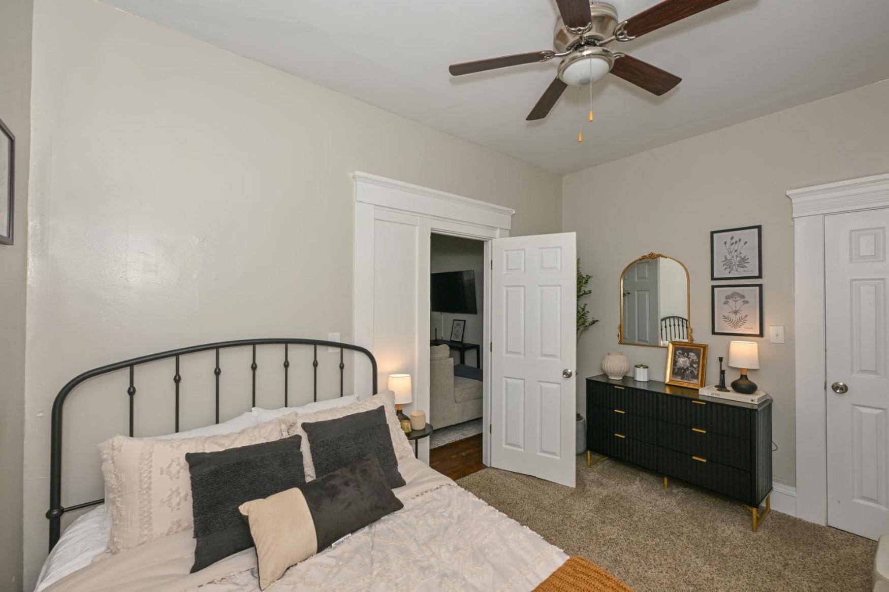 3 Bed Spacious 1st Floor At Tremont Apartment Cleveland