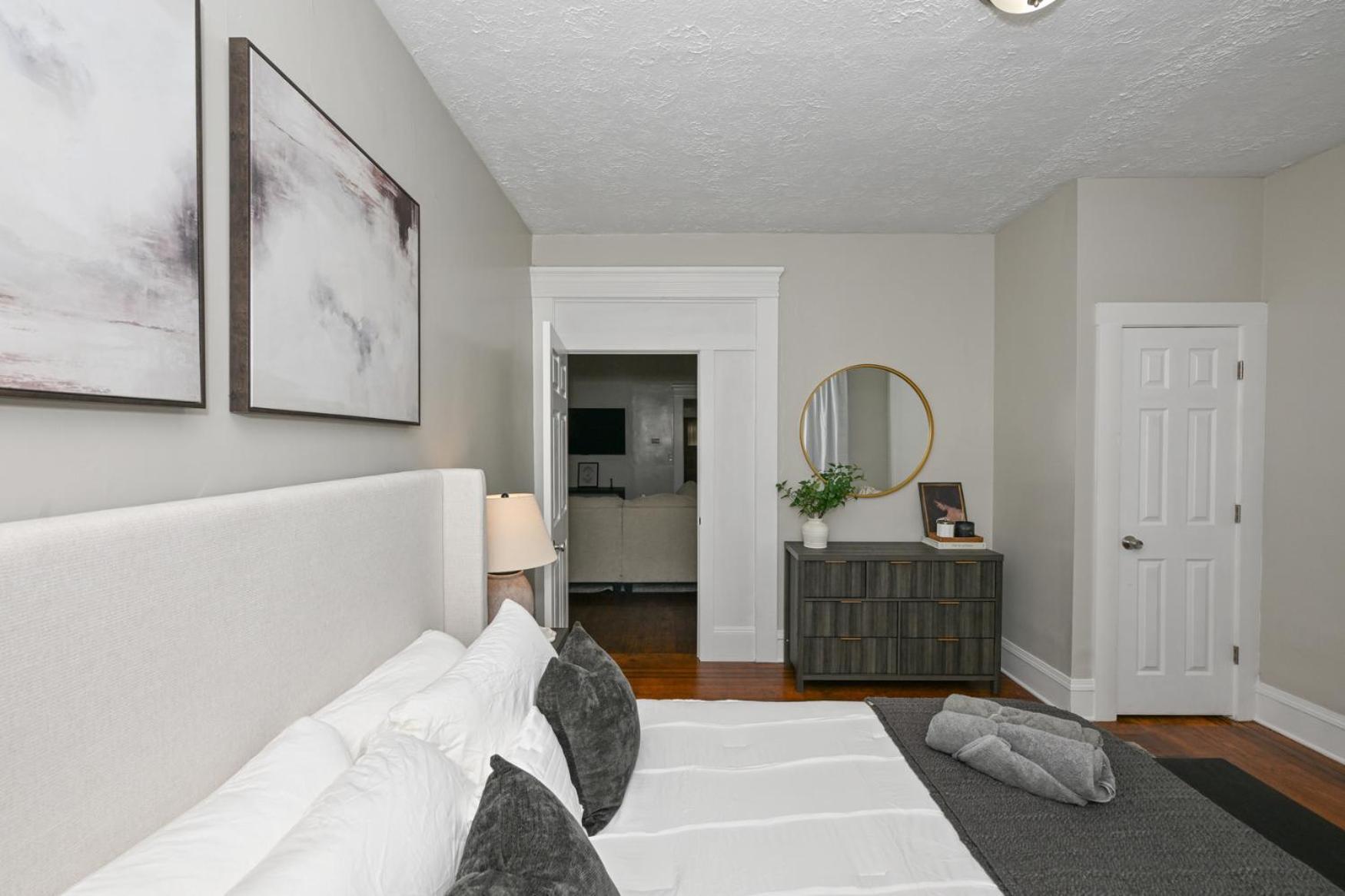 3 Bed Spacious 1st Floor At Tremont Apartment Cleveland
