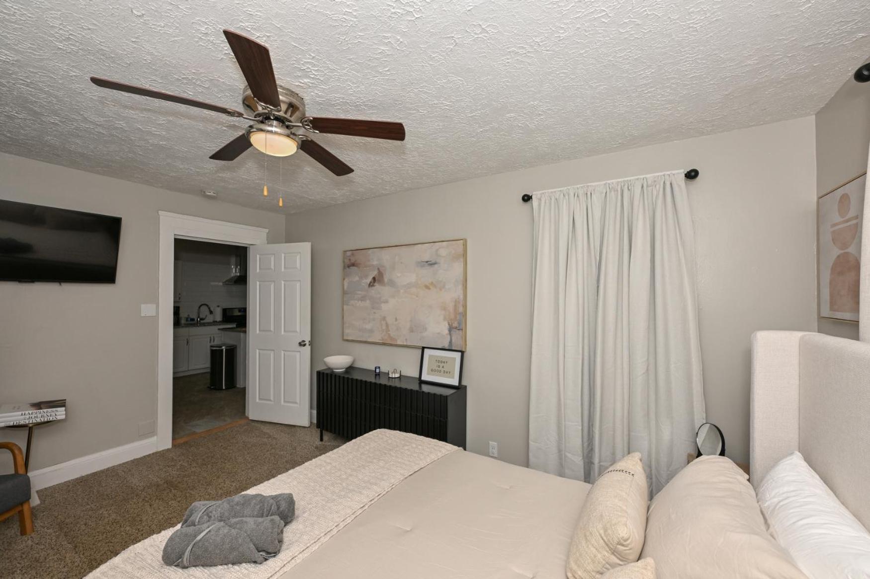 3 Bed Spacious 1st Floor At Tremont Cleveland