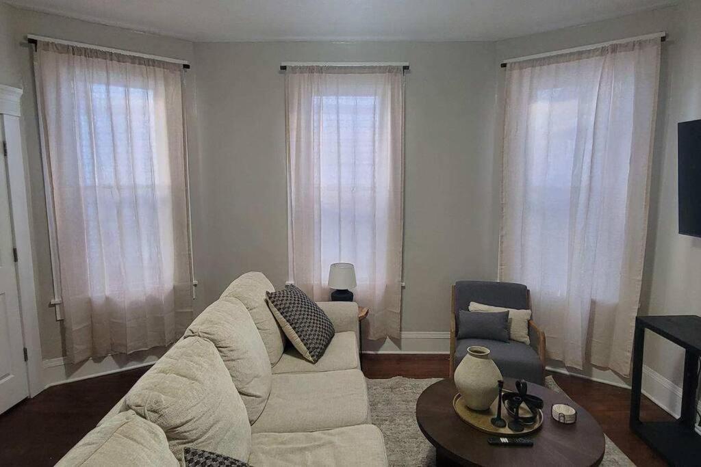 3 Bed Spacious 1st Floor At Tremont Cleveland