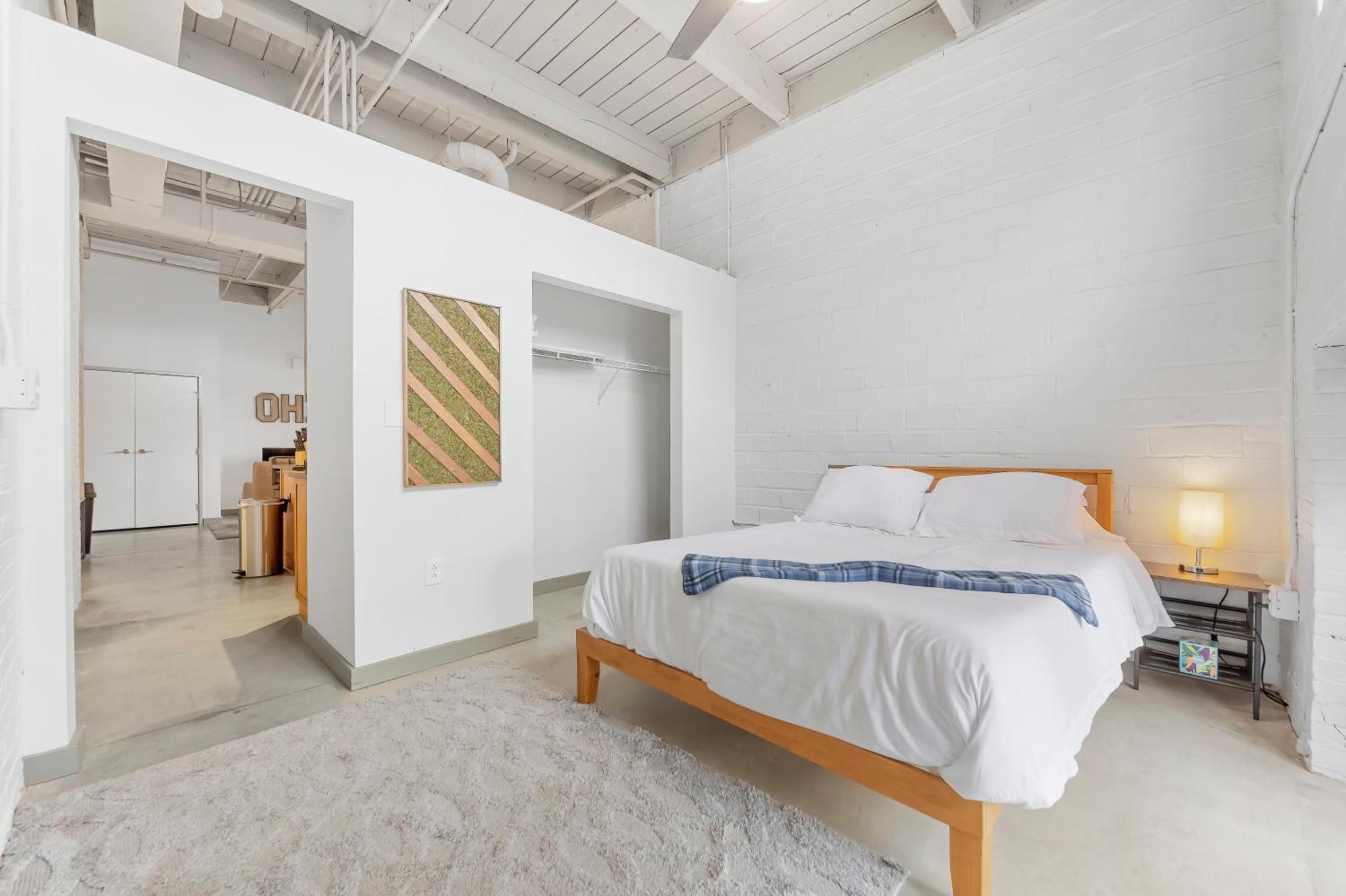 Apartment 108- The Cozy Comfy Spacious Loft Wi-fi Parking Cafe Cleveland