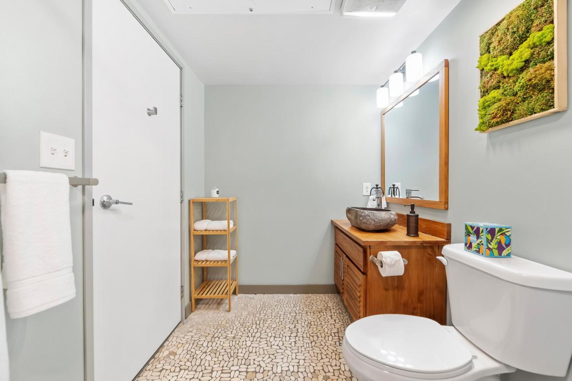 Apartment 108- The Cozy Comfy Spacious Loft Wi-fi Parking Cafe