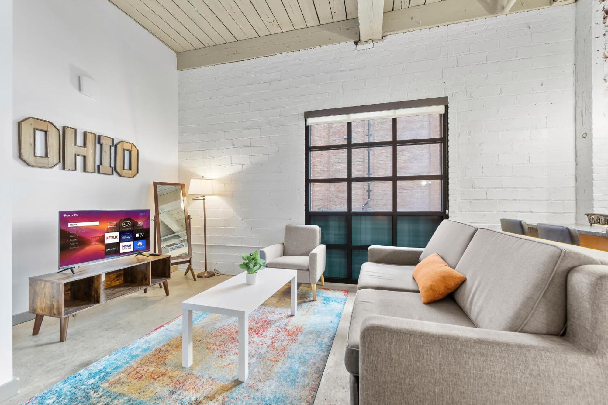 108- The Cozy Comfy Spacious Loft Wi-fi Parking Cafe Apartment