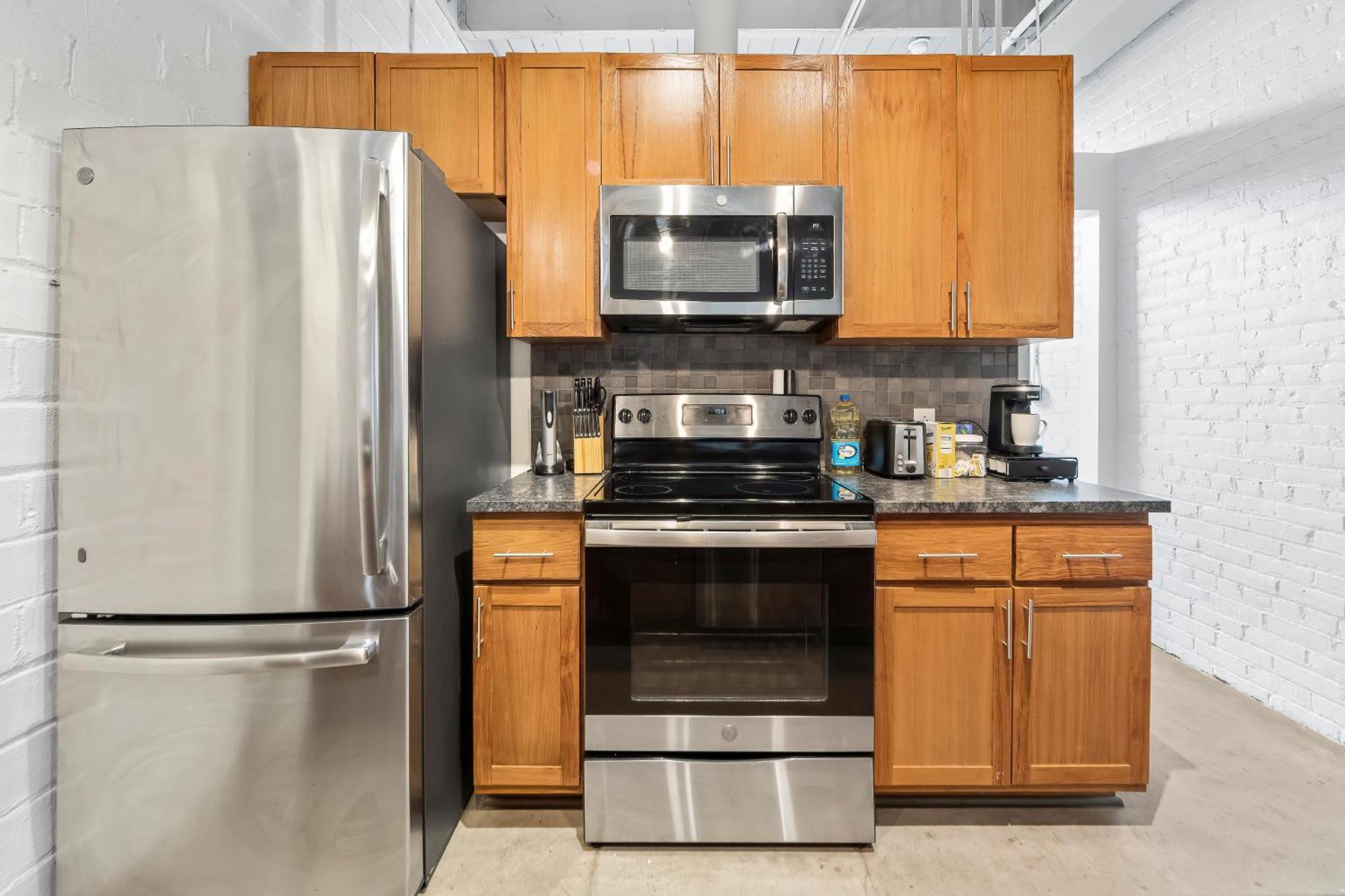 108- The Cozy Comfy Spacious Loft Wi-fi Parking Cafe Apartment