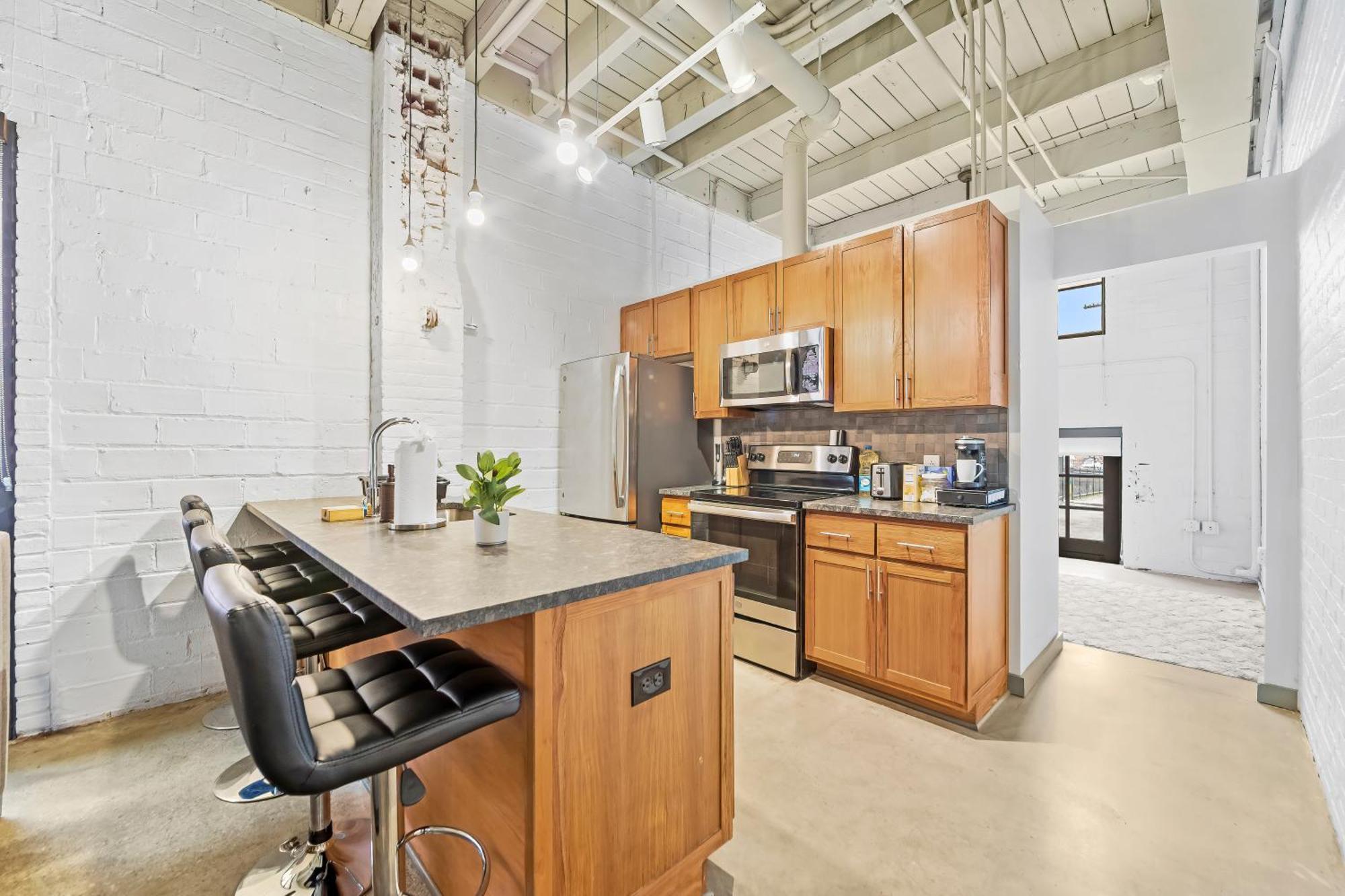 Apartment 108- The Cozy Comfy Spacious Loft Wi-fi Parking Cafe