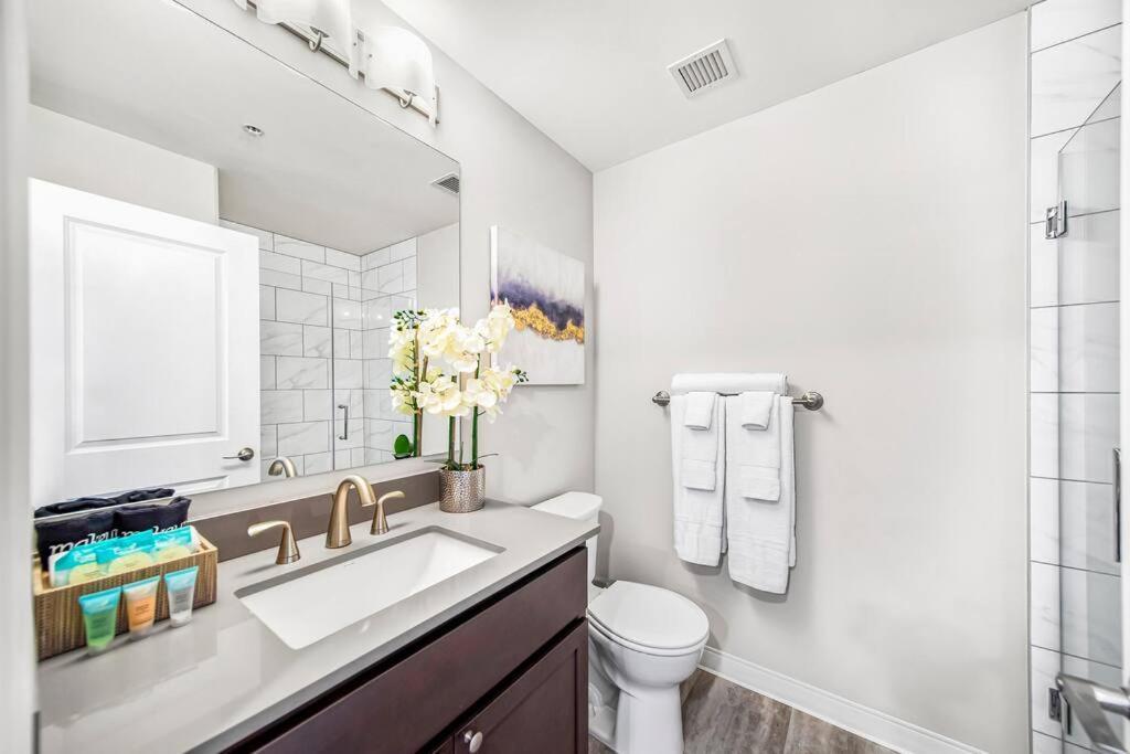 Chic 2-br Unit With Free Pool & Playhouse Square View 1103 *