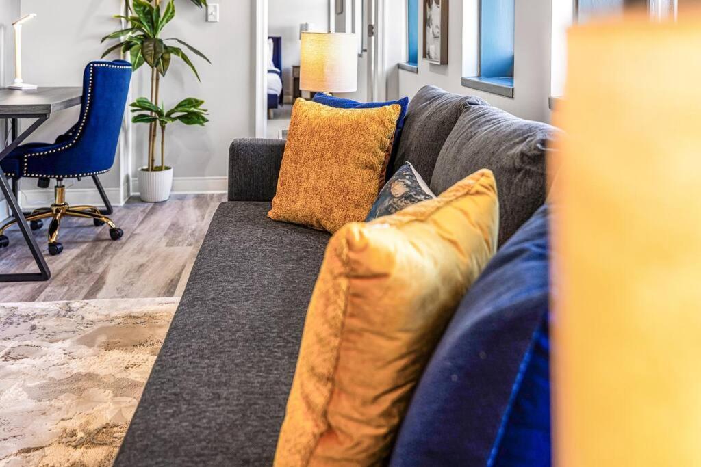 Chic 2-br Unit With Free Pool & Playhouse Square View 1103 Cleveland