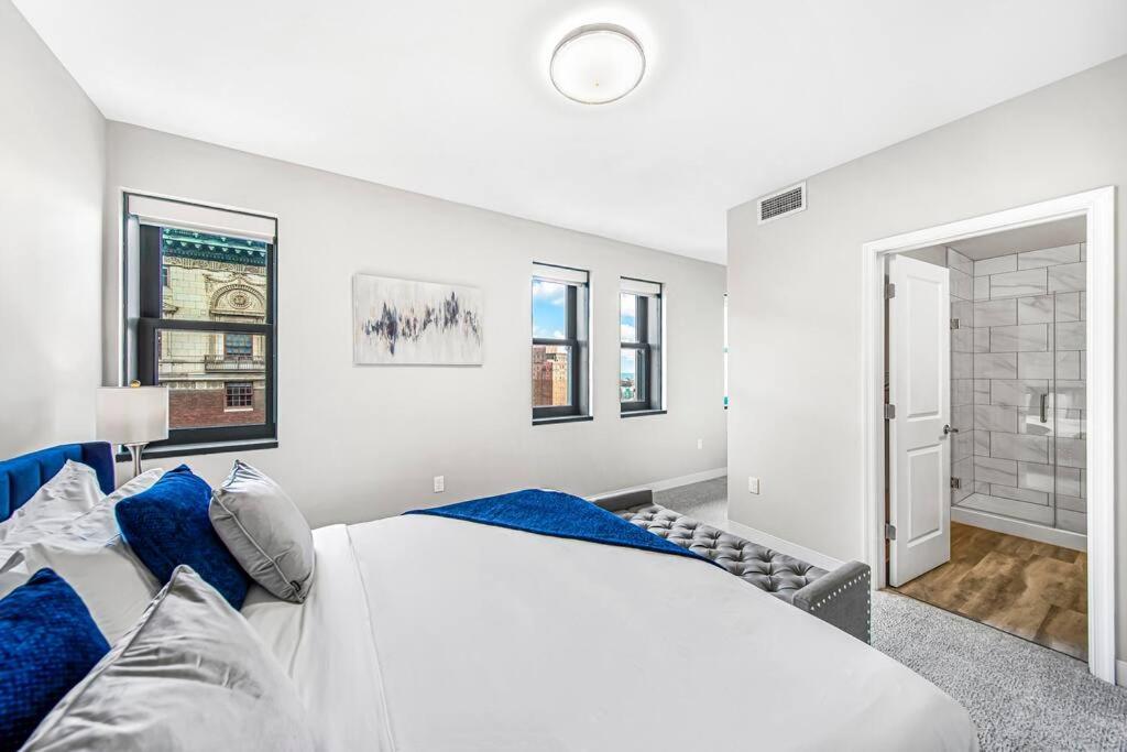 Apartment Chic 2-br Unit With Free Pool & Playhouse Square View 1103