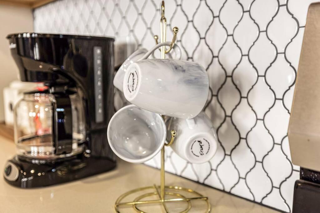 Chic 2-br Unit With Free Pool & Playhouse Square View 1103 Apartment *