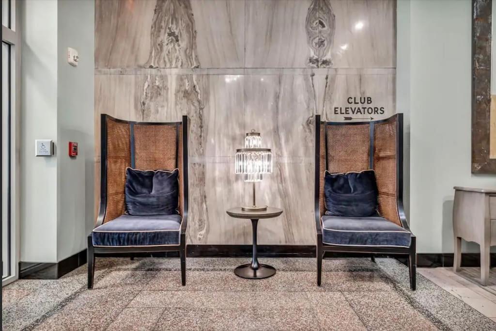 Chic 2-br Unit With Free Pool & Playhouse Square View 1103