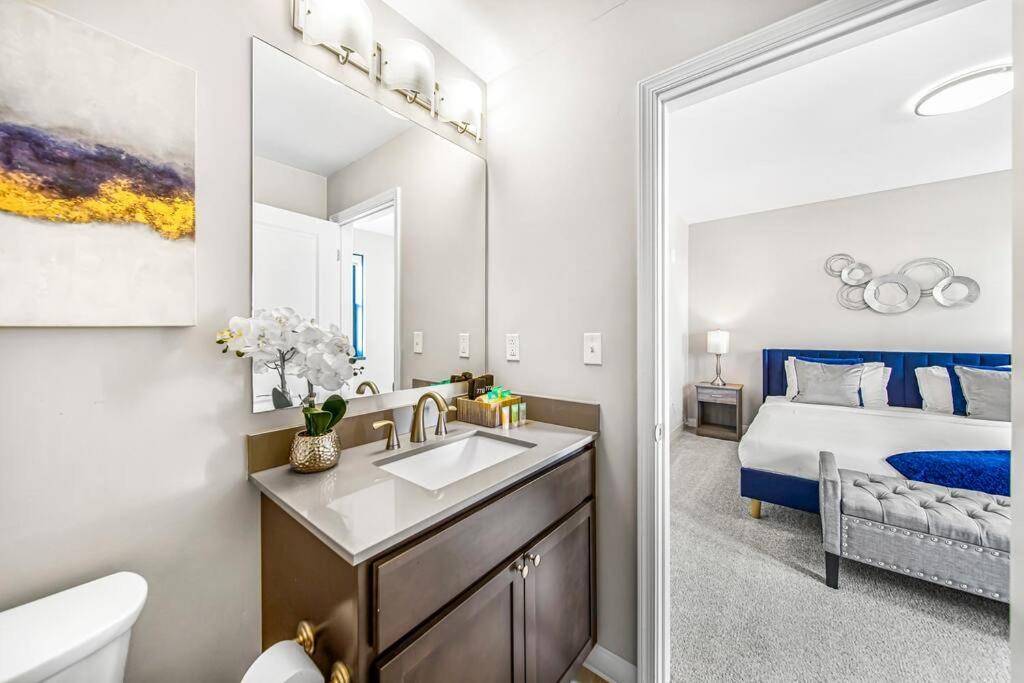 Chic 2-br Unit With Free Pool & Playhouse Square View 1103 *