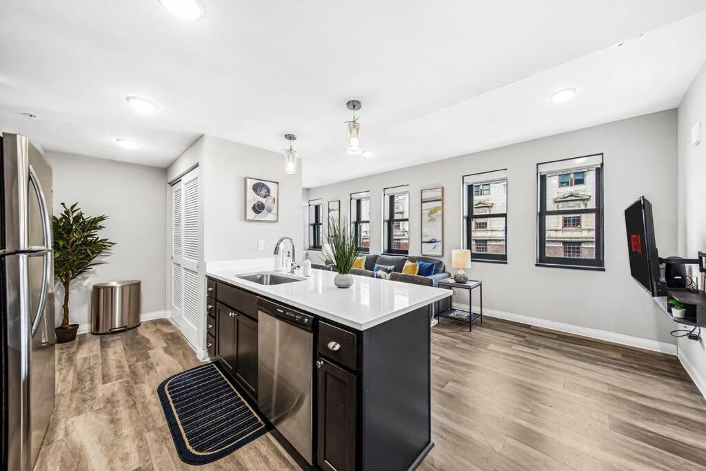 Chic 2-br Unit With Free Pool & Playhouse Square View 1103 Apartment *
