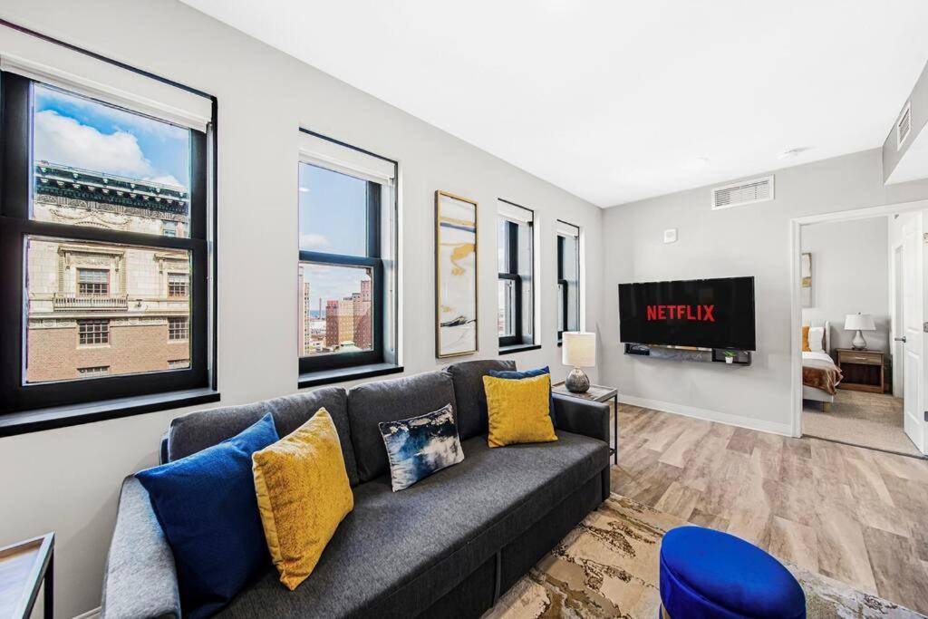 Chic 2-br Unit With Free Pool & Playhouse Square View 1103 Cleveland