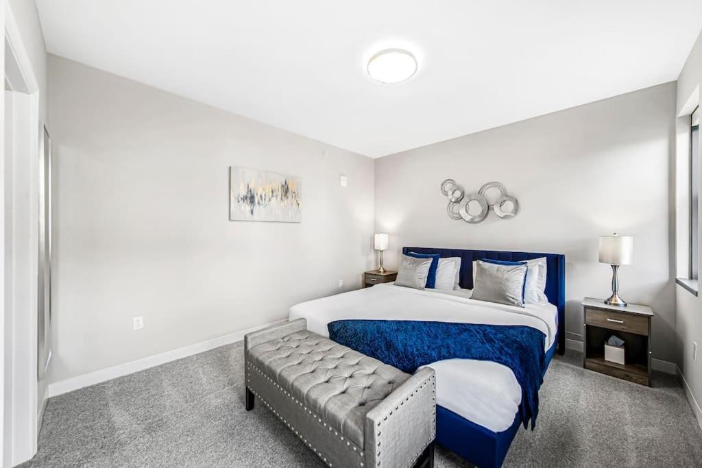 Chic 2-br Unit With Free Pool & Playhouse Square View 1103
