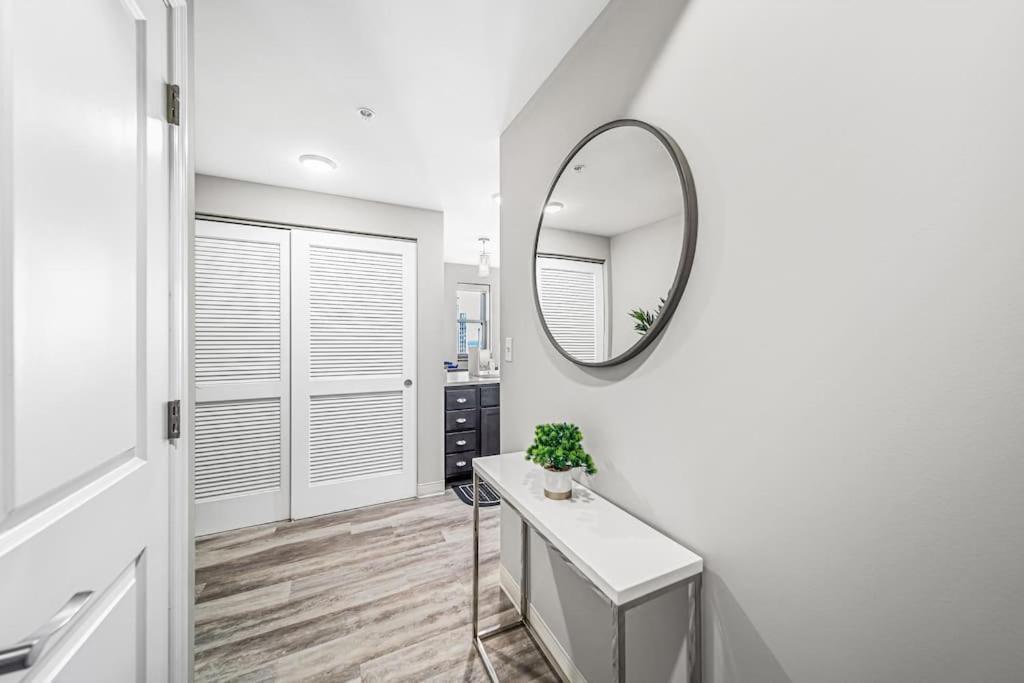 Chic 2-br Unit With Free Pool & Playhouse Square View 1103 *