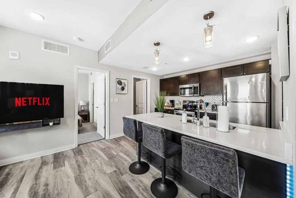 Chic 2-br Unit With Free Pool & Playhouse Square View 1103 Apartment *