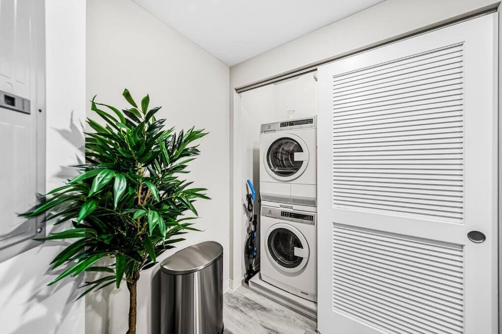Apartment Chic 2-br Unit With Free Pool & Playhouse Square View 1103 *