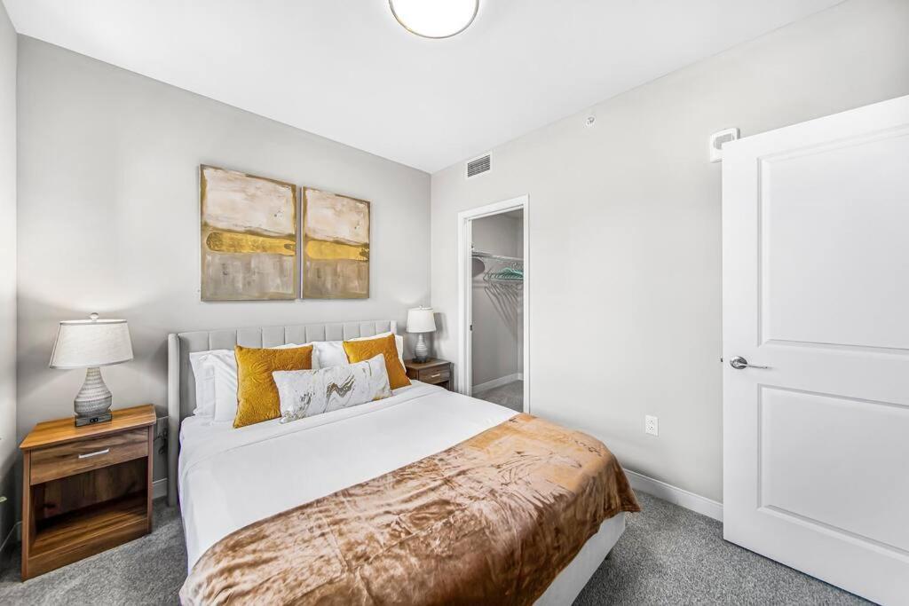 Chic 2-br Unit With Free Pool & Playhouse Square View 1103 *