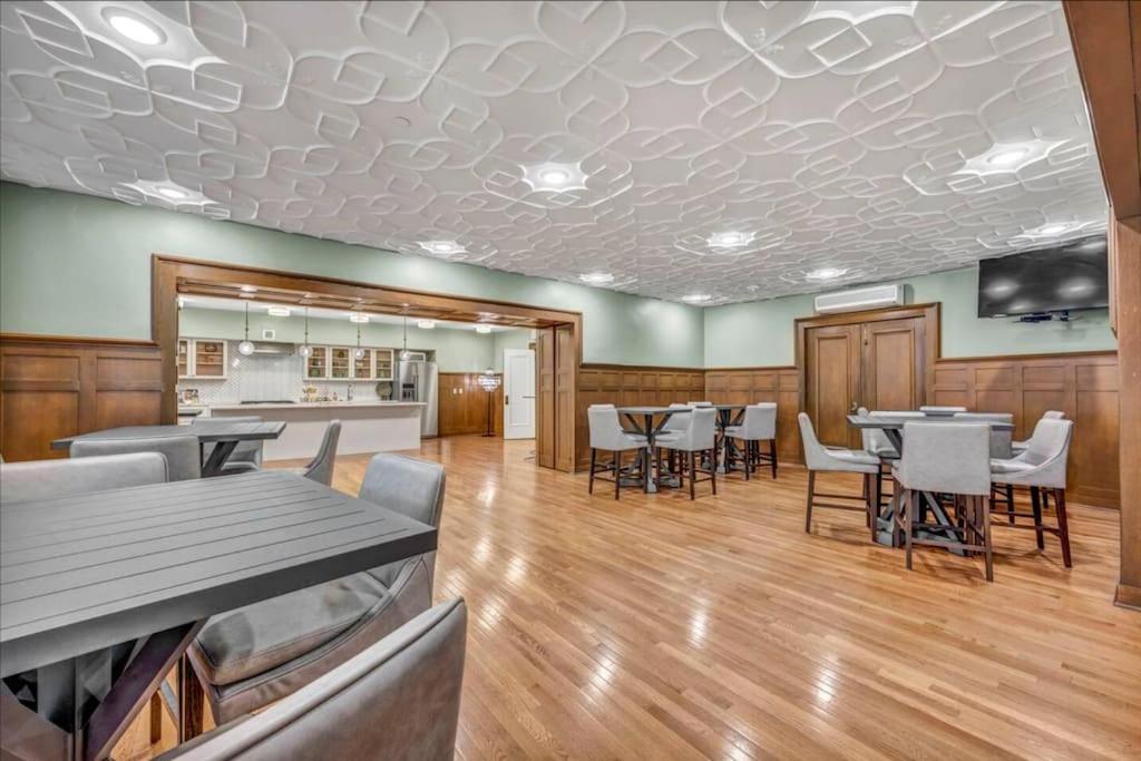 Chic 2-br Unit With Free Pool & Playhouse Square View 1103 *