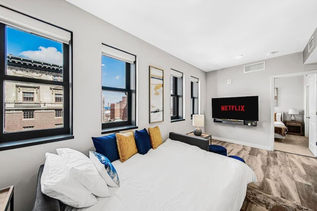 Chic 2-br Unit With Free Pool & Playhouse Square View 1103 Apartment *