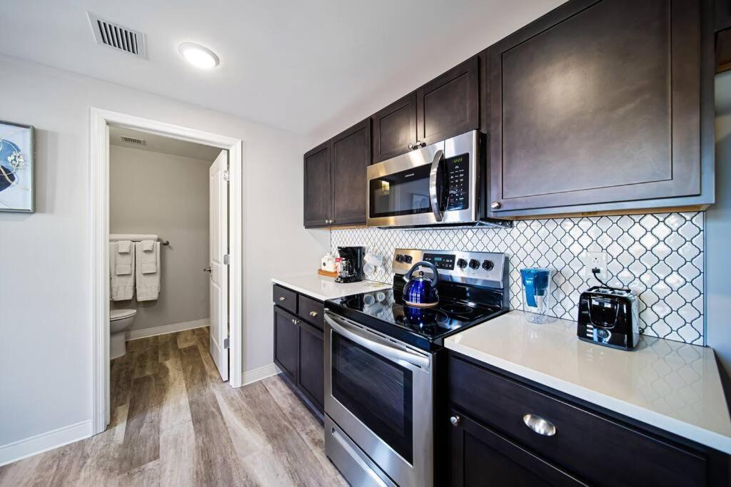 Apartment Chic 2-br Unit With Free Pool & Playhouse Square View 1103