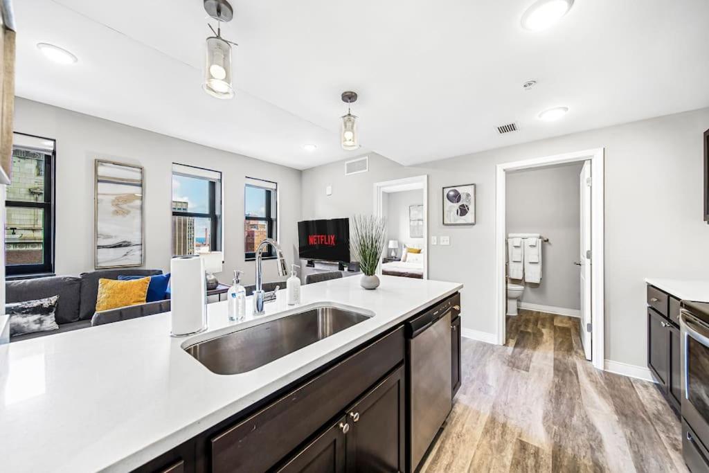 Chic 2-br Unit With Free Pool & Playhouse Square View 1103 Apartment Cleveland