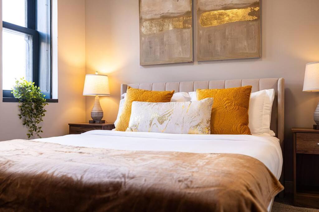 Apartment Chic 2-br Unit With Free Pool & Playhouse Square View 1103 Cleveland