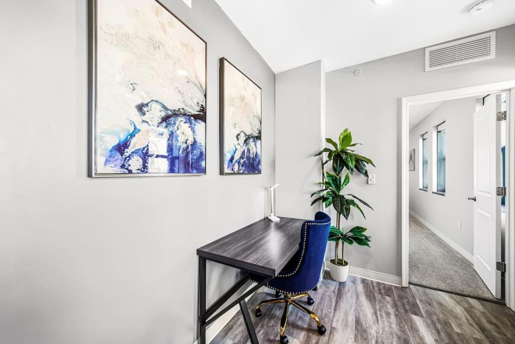 Chic 2-br Unit With Free Pool & Playhouse Square View 1103 *