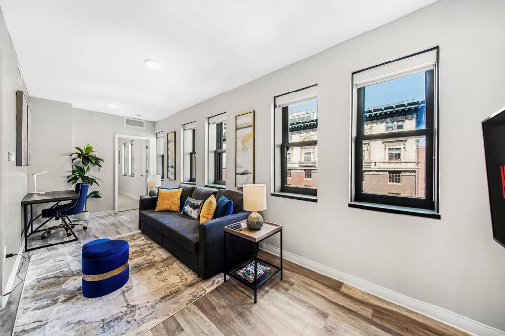 Chic 2-br Unit With Free Pool & Playhouse Square View 1103 Cleveland