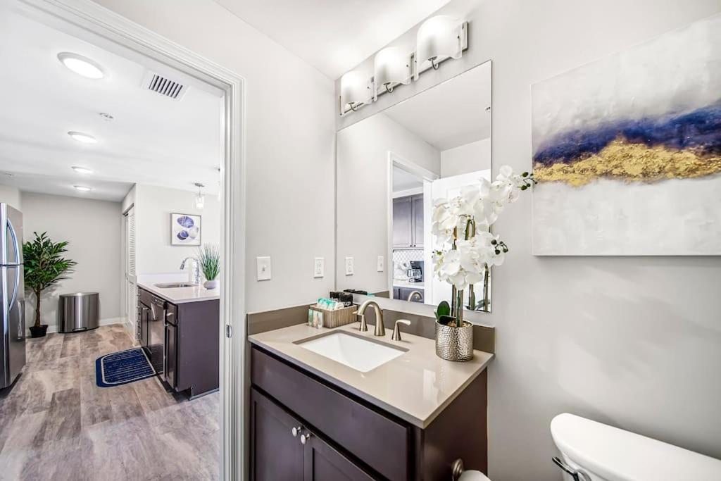 Chic 2-br Unit With Free Pool & Playhouse Square View 1103 Apartment *
