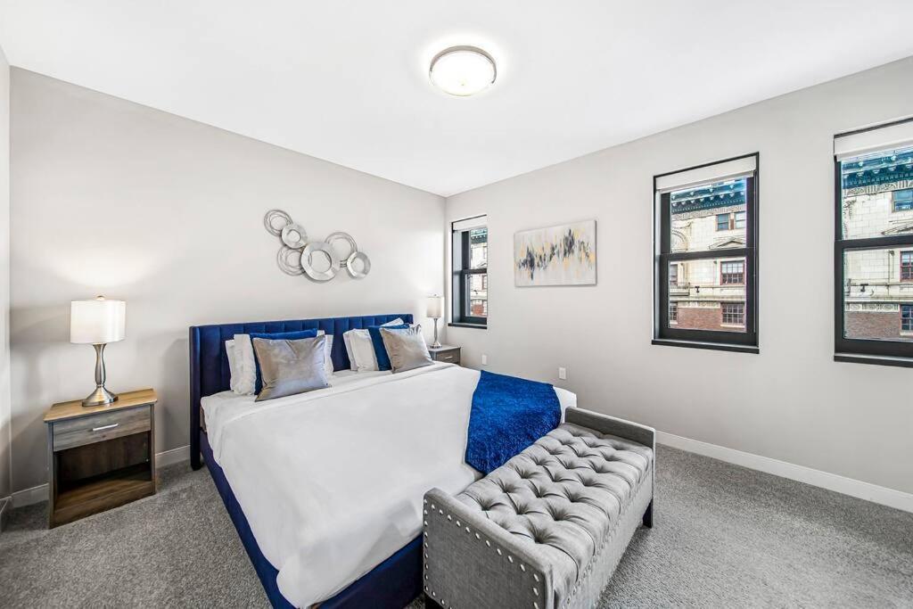 Chic 2-br Unit With Free Pool & Playhouse Square View 1103 * Cleveland