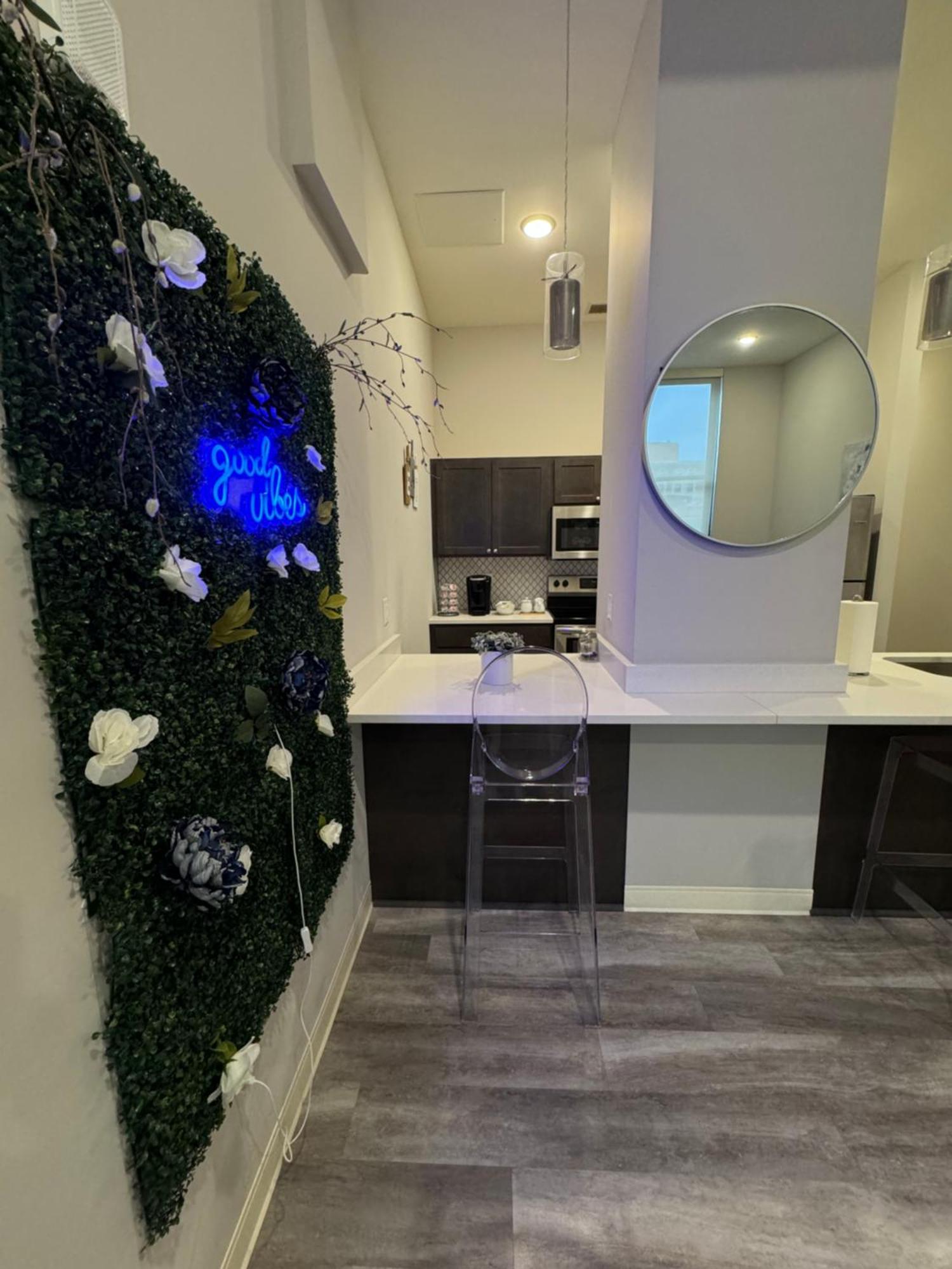 Beautiful Condo/rooftop Patio With Free Parking