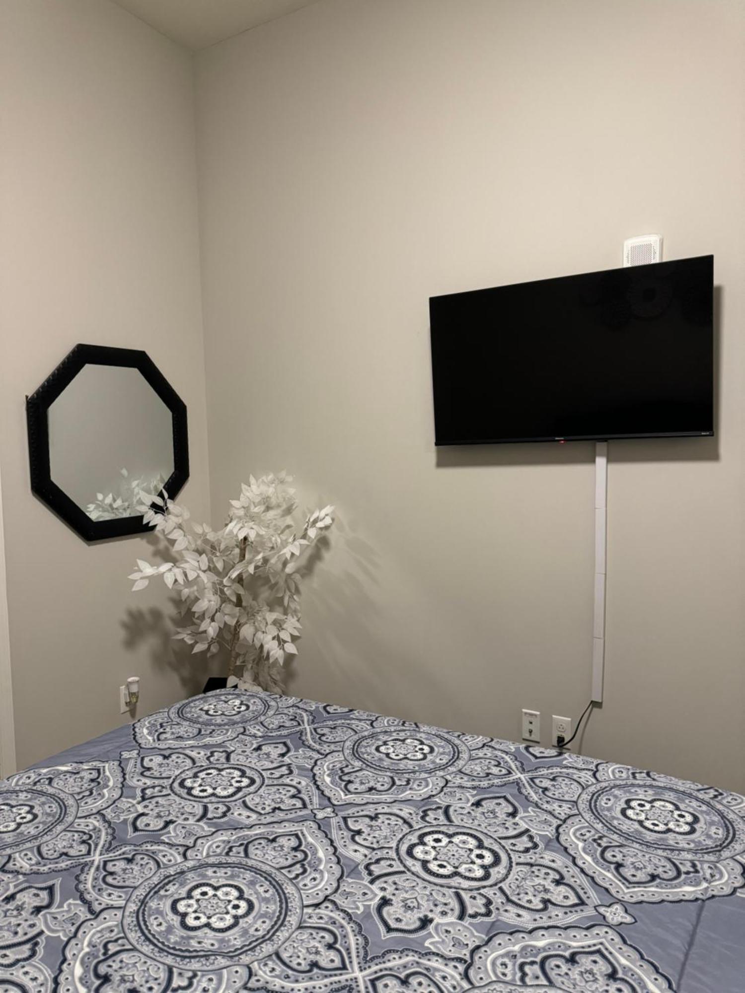 Beautiful Condo/rooftop Patio With Free Parking Apartment *