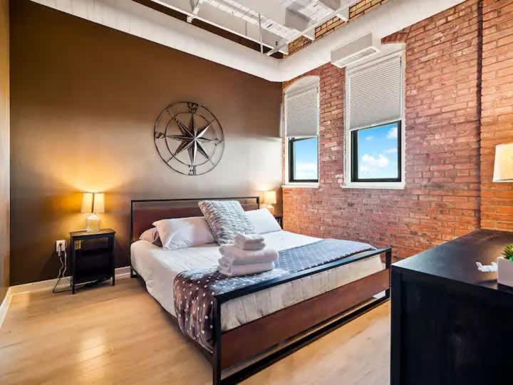 Lakefront Loft - Walk 2 First Energy X Progressive Apartment *