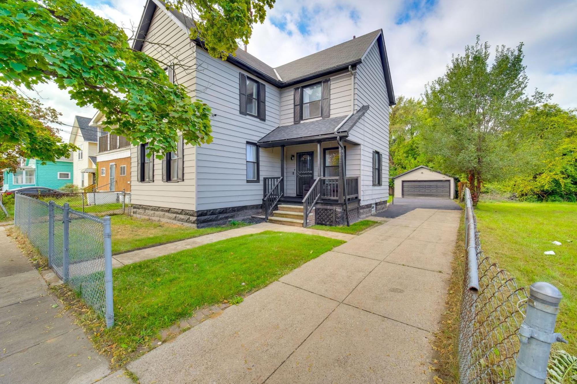 4 Mi To Dtwn With Patio In Cleveland! Holiday home