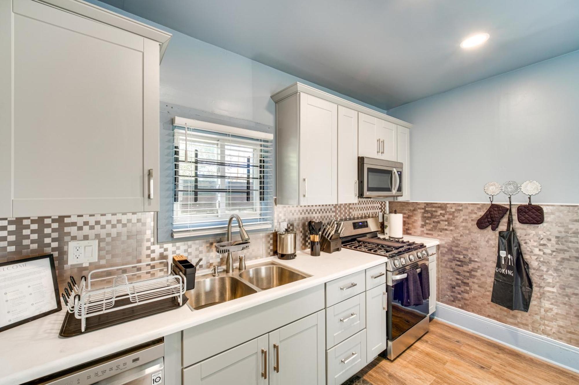4 Mi To Dtwn With Patio In Cleveland!