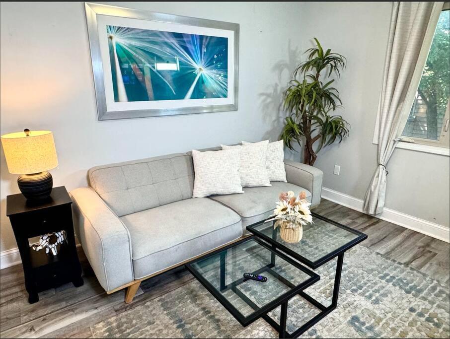 The House - Terrific W33rd Apartment