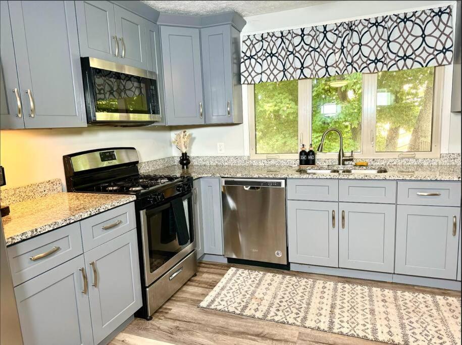 The House - Terrific W33rd Apartment *
