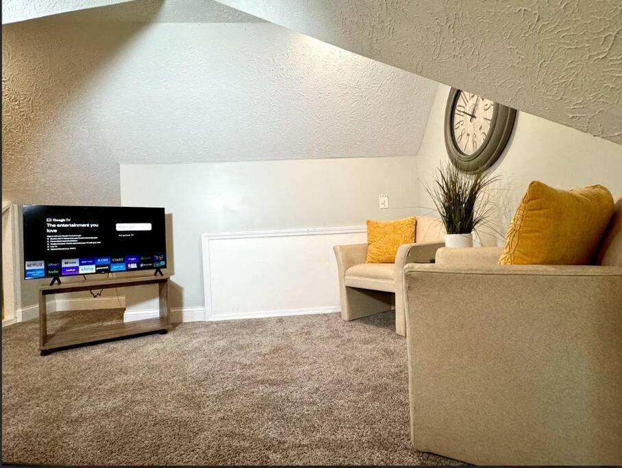 The House - Terrific W33rd Apartment *
