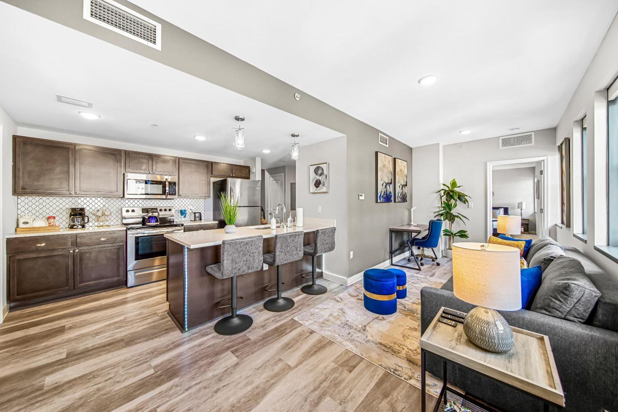 Chic 2-br Unit With Free Pool & Playhouse Square View 1103