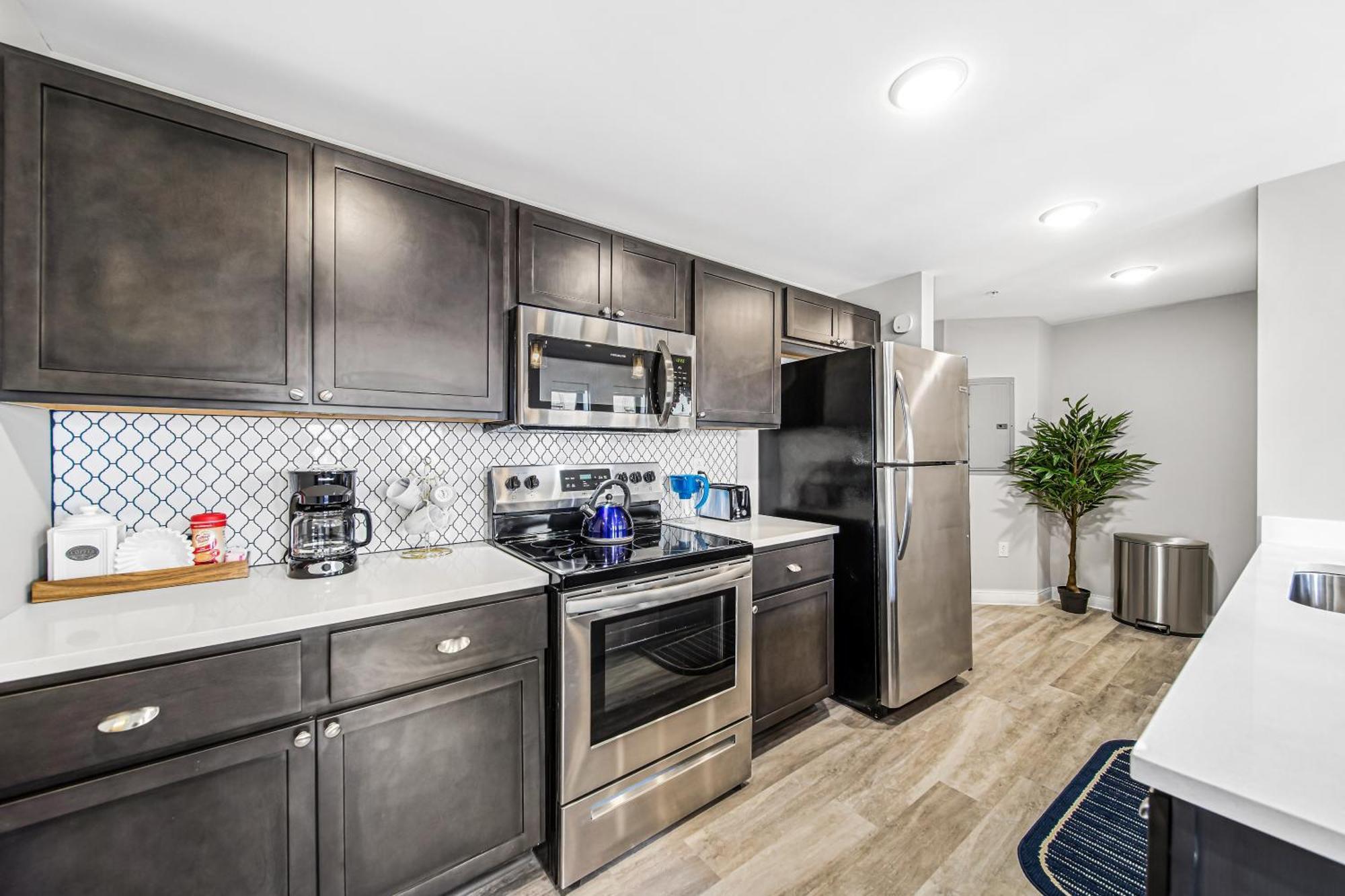 Apartment Chic 2-br Unit With Free Pool & Playhouse Square View 1103