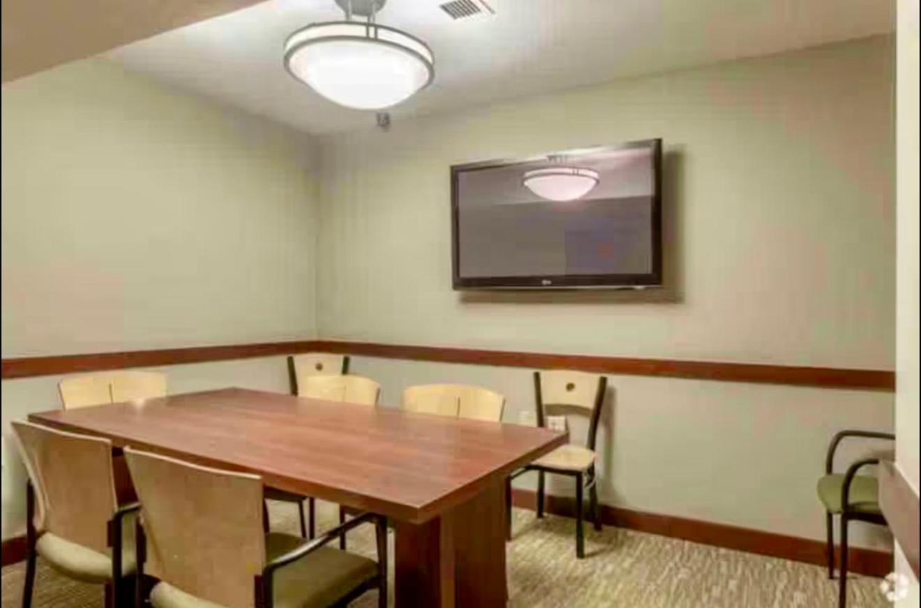 Cal King Bed Free Parking By Downtown & Clinic * Cleveland