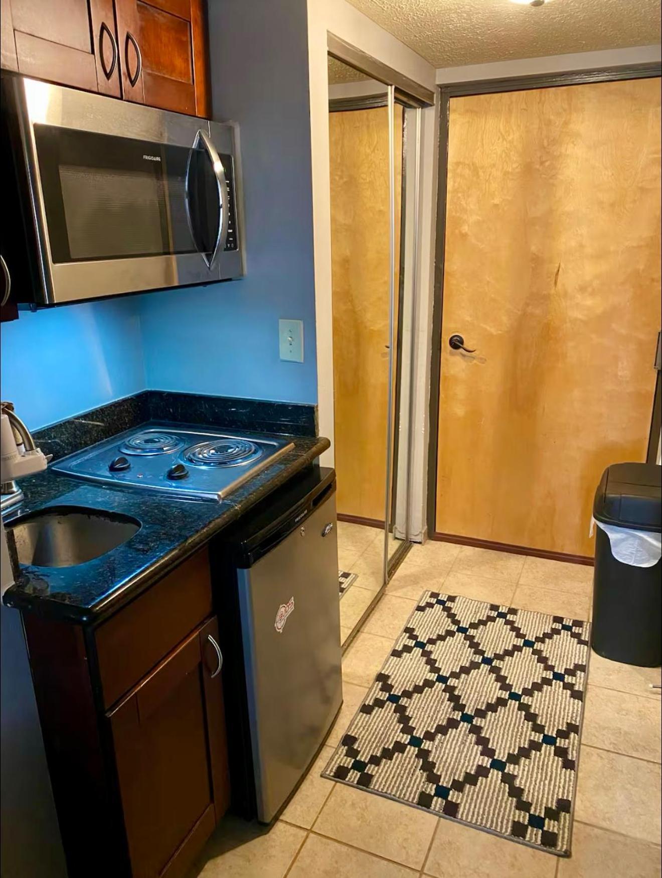 Cal King Bed Free Parking By Downtown & Clinic Cleveland