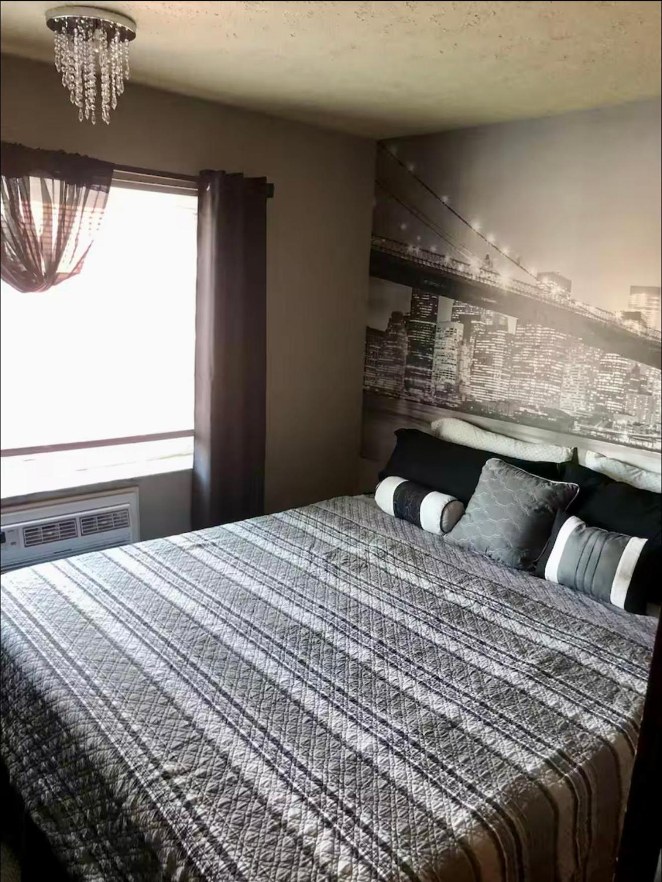 Cal King Bed Free Parking By Downtown & Clinic Apartment *