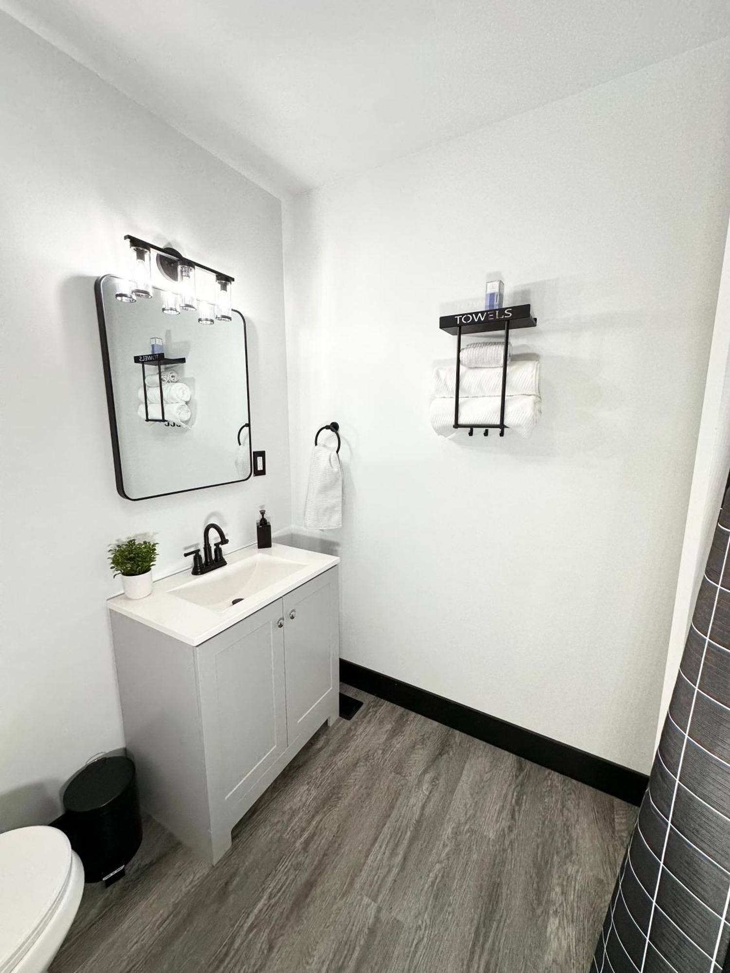 Fully Renovated Modern 4bedroom 3bath Close To Downtown Fully Furnished Apartment