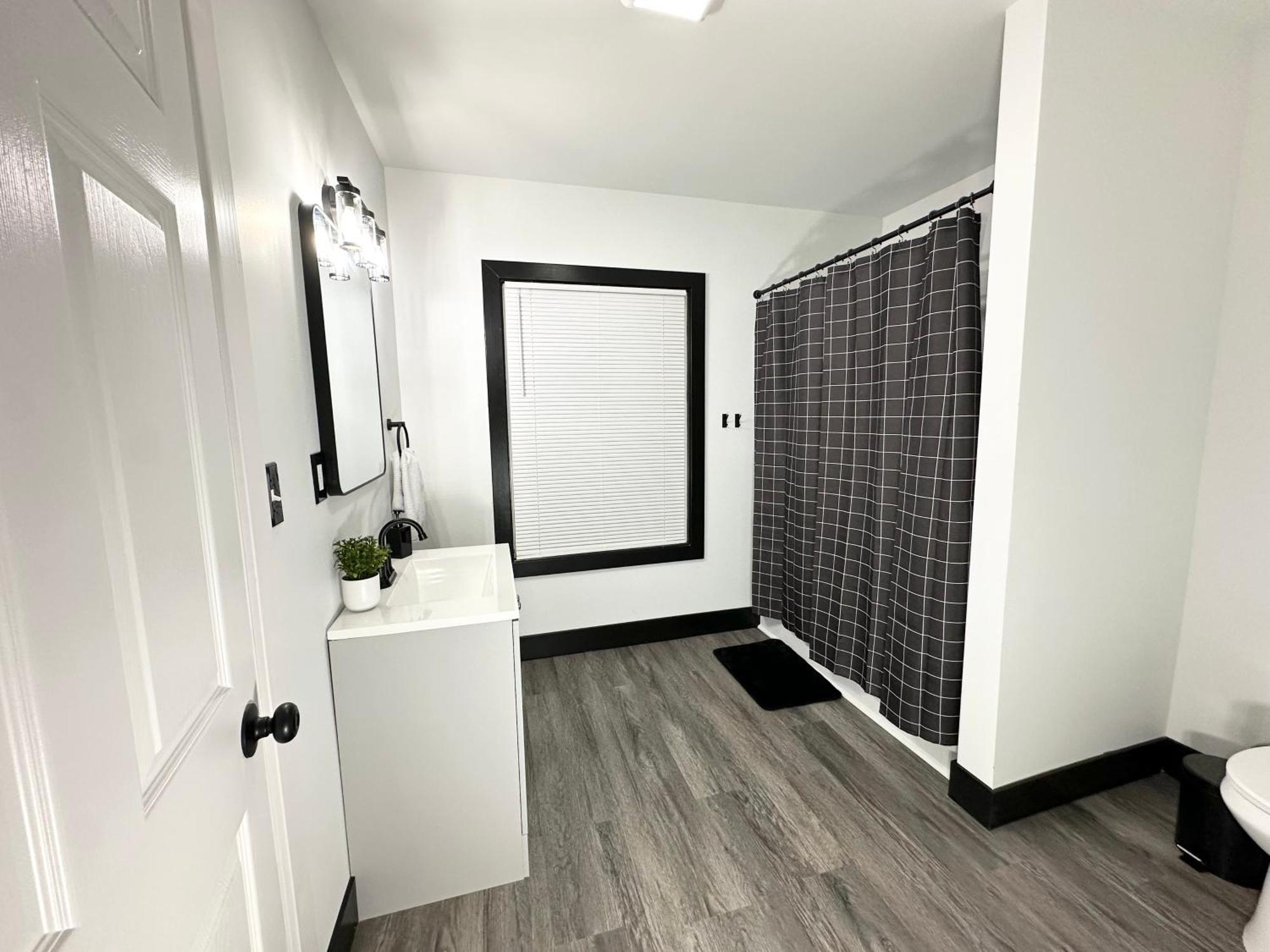 Apartment Fully Renovated Modern 4bedroom 3bath Close To Downtown Fully Furnished *