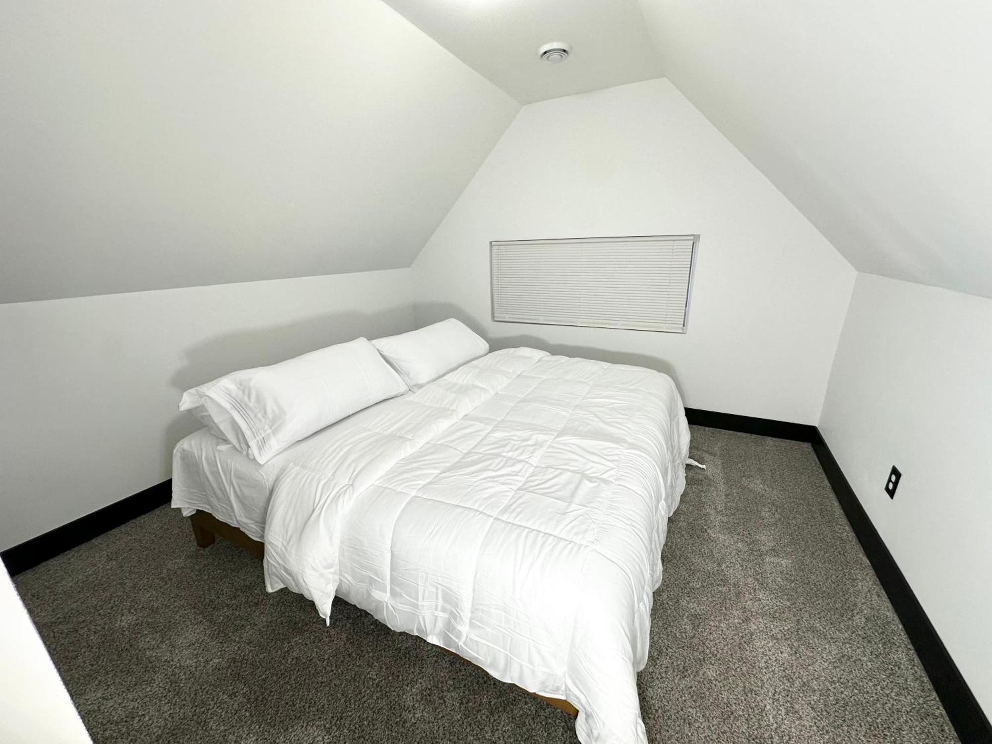Fully Renovated Modern 4bedroom 3bath Close To Downtown Fully Furnished * Cleveland
