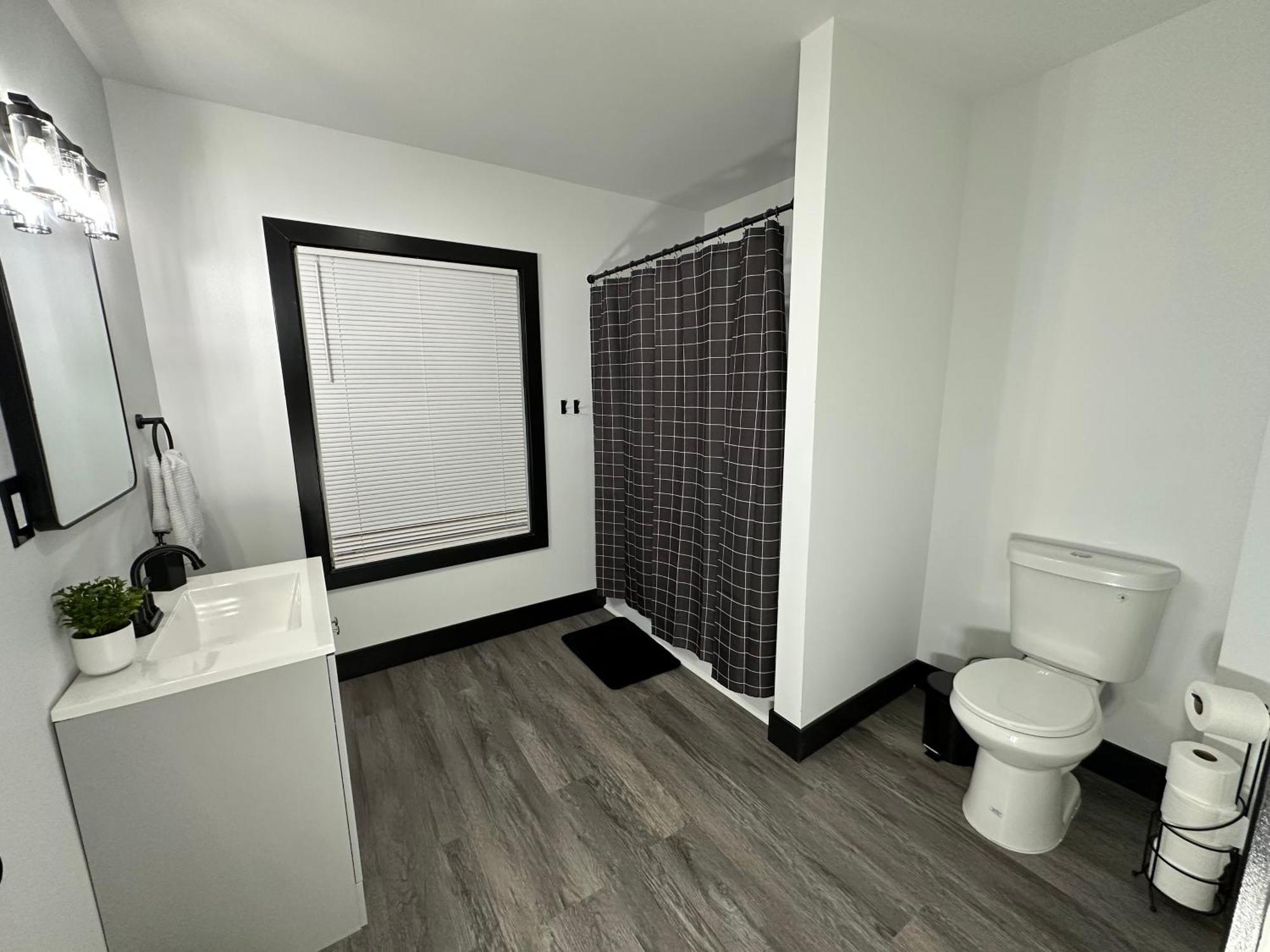 Fully Renovated Modern 4bedroom 3bath Close To Downtown Fully Furnished Apartment
