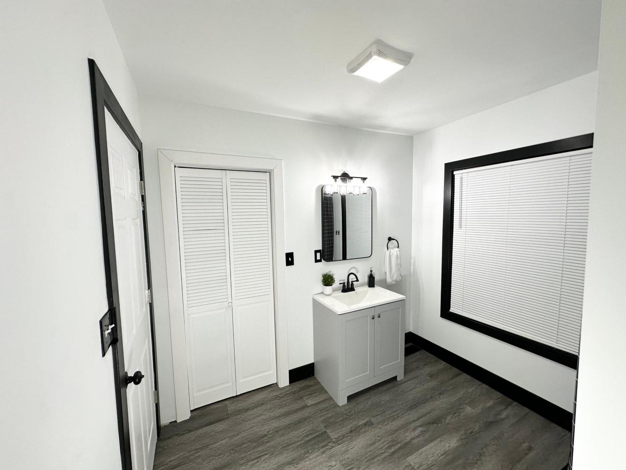 Fully Renovated Modern 4bedroom 3bath Close To Downtown Fully Furnished Apartment *